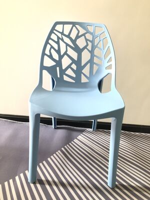 قیمت مناسب صندلی پلاستیکی مدرن قابل چیدمان با ابعاد نشیمن ارتفاع ۴۵ عرض ۴۲ عمق ۴۰ سانتی‌متر برای سالن‌های همایش، سالن‌های ضیافت و اتاق‌های انتظار آنلاین